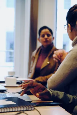 Symbolbild: Teilnehmende einer LABOR-Schulung