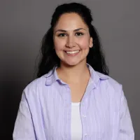 Aynur Costur schließt bald ihre Teilzeitausbildung zur Kauffrau für Dialogmarketing bei der Hamburger Hochbahn AG erfolgreich ab.