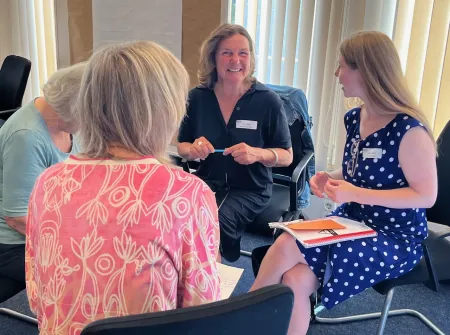 Vier Teilnehmerinnen tauschen sich im Stuhlkreis aus.