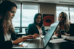 Frauen arbeiten in einem Büro.