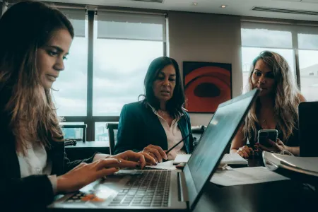 Frauen arbeiten in einem Büro.