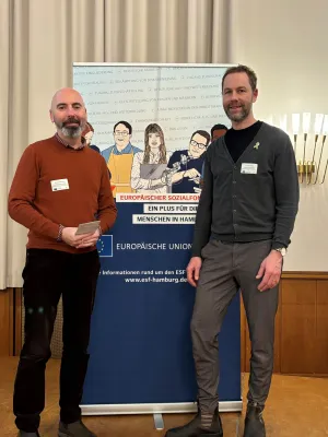 Dr. Alexei Medvedev und Dr. Oliver Borszik bei der ESF-Auftaktveranstaltung vor einem ESF-Roll-Up.