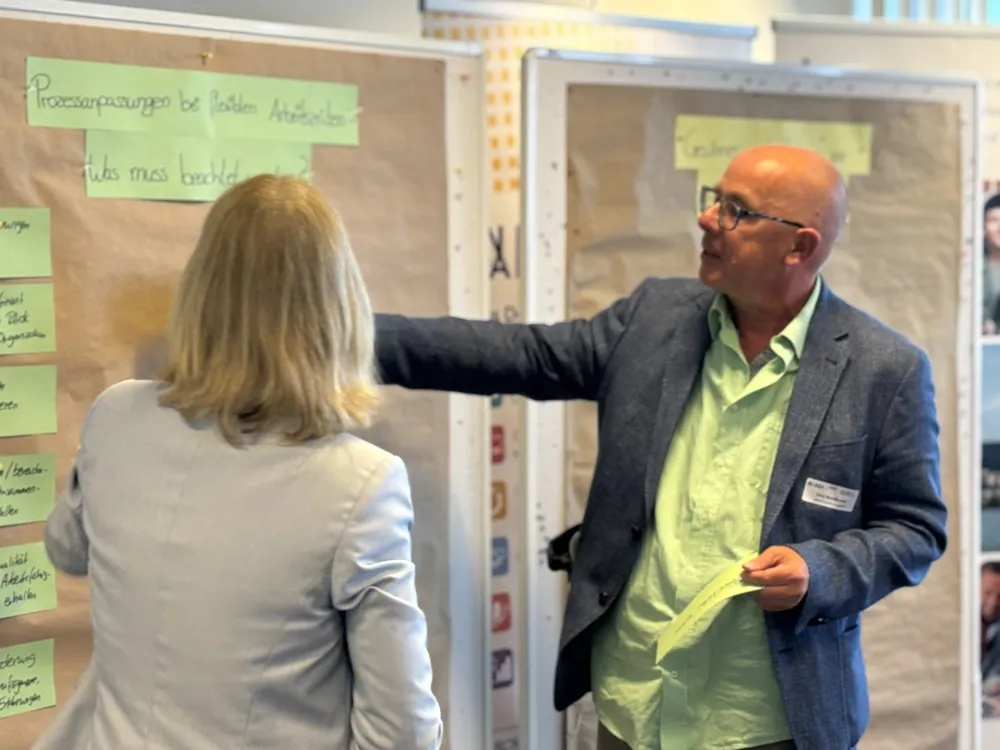 Foto eines Teilnehmers an der Pinnwand.