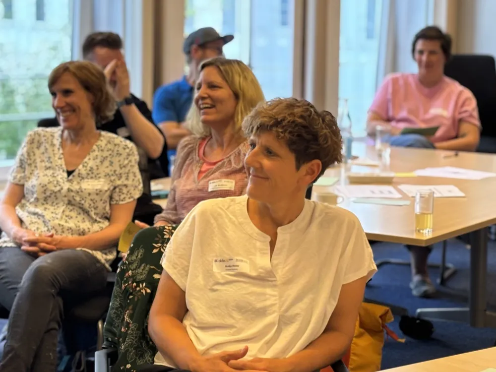 Foto vom lachenden Publikum.