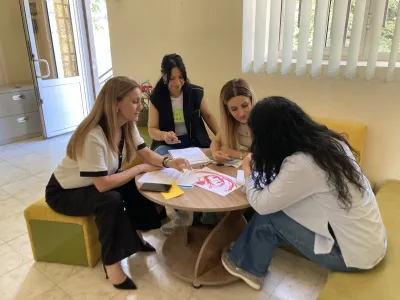 Foto: Die Teilnehmenden bei einer Gruppenarbeit.