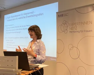 Claudia Hillebrand bei ihrem Vortrag beim 