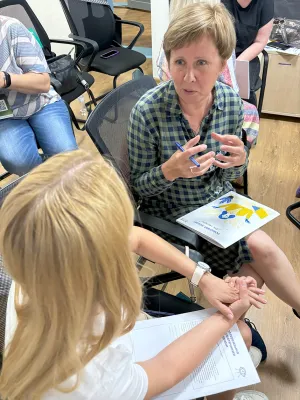 Zwei Teilnehmerinnen sitzen zusammen im intensiven Gespräch.