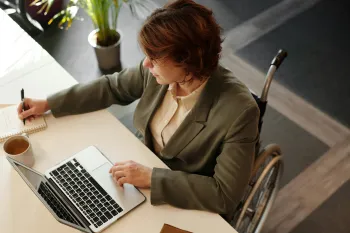 Frau arbeitet an einem Laptop