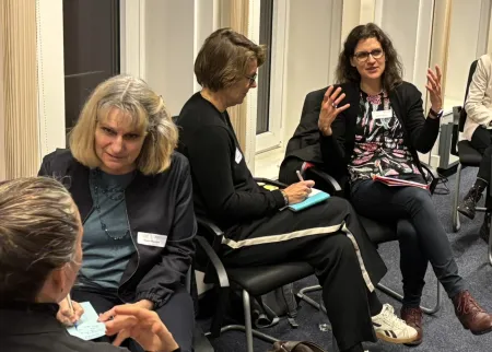 Frauen in Kleingruppen im Gespräch