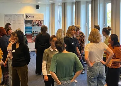 Teilnehmerinnen des Workshops interagieren.