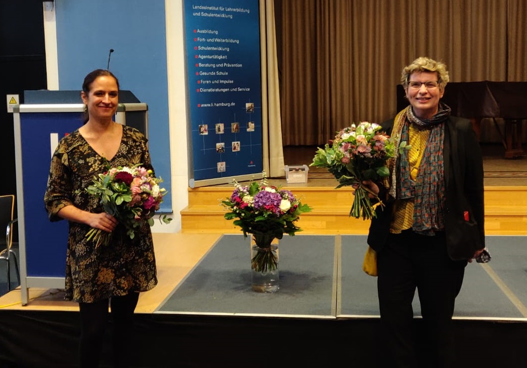 Dr. Rita Panesar und Regine Hartung erhielten von den IKO-Absolventen/-innen Blumen zum Dank.