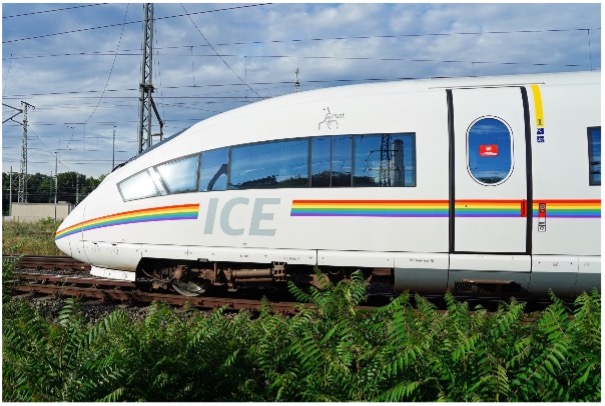 Die Deutsche Bahn fährt mit Regenbogenstreifen