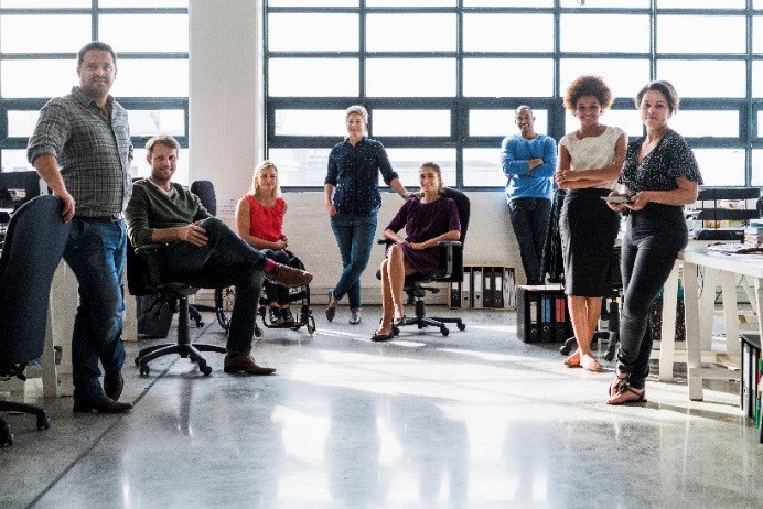 Mitarbeitende im Büro