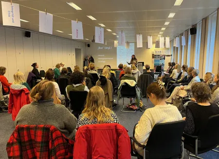 Blick über das Publikum zum Vortrag von Dr. Rita Panesar