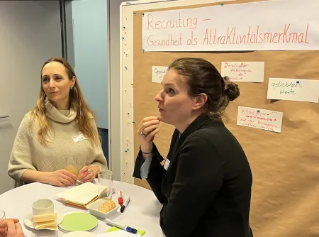 Fleur Glaner und Ewa Jakubczak stehend am Projekttisch