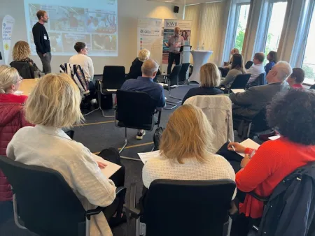 Sven Neumann am Rednerpult vor dem Publikum