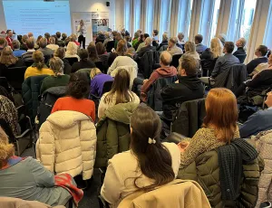 Blick vom hintern Publikum auf die Bühne