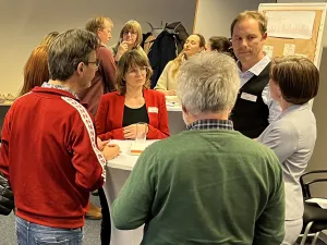 Dr. Oliver Borszik im Gespräch mit mehreren Teilnehmenden